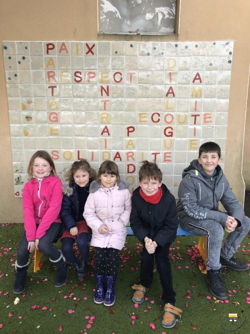 Un banc de l’amitié dans la cour de l’école